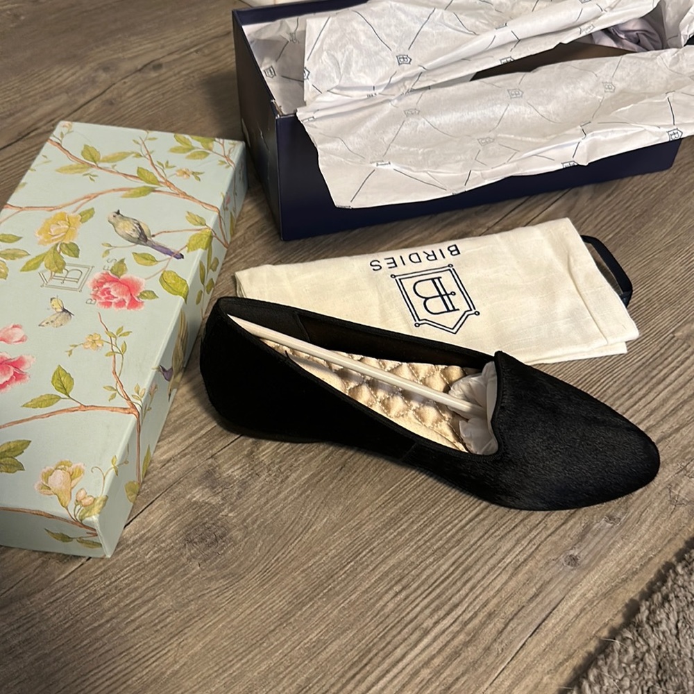 The blackbird in black calf hair , size 6 , new with box. Price is fixed .